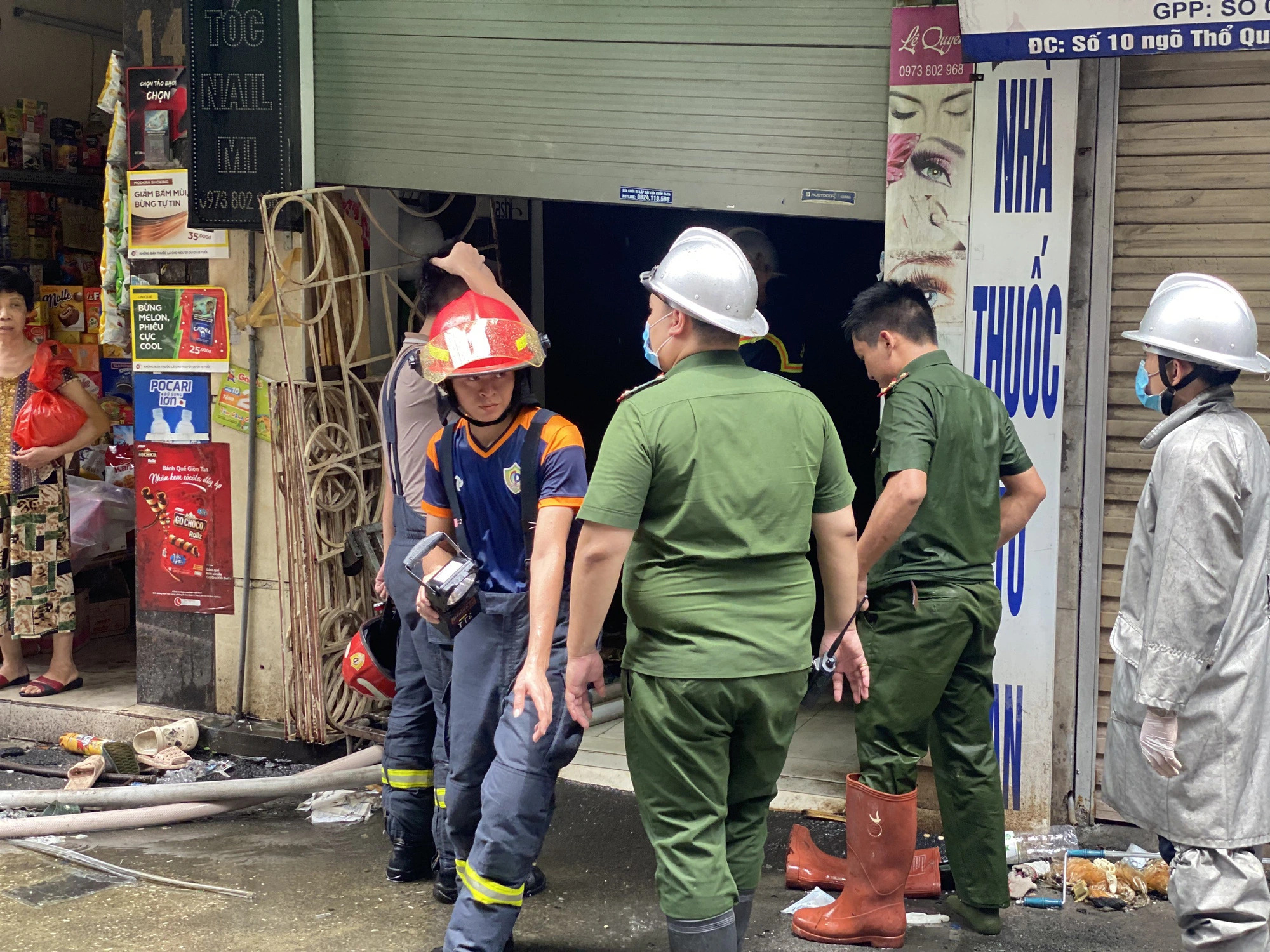 A rescue team approaches the fire-engulfed house. Photo: Chi Tue / Tuoi Tre