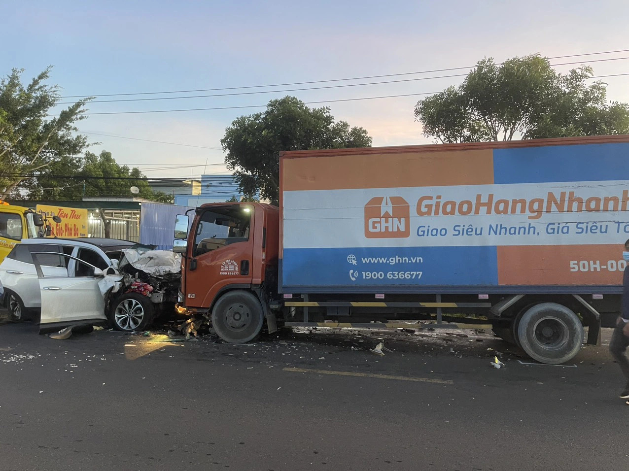 The scene of a deadly head-on collision between a car and a truck in Lam Dong Province in Vietnam’s Central Highlands region on July 8, 2023. Photo: M.T. / Tuoi Tre