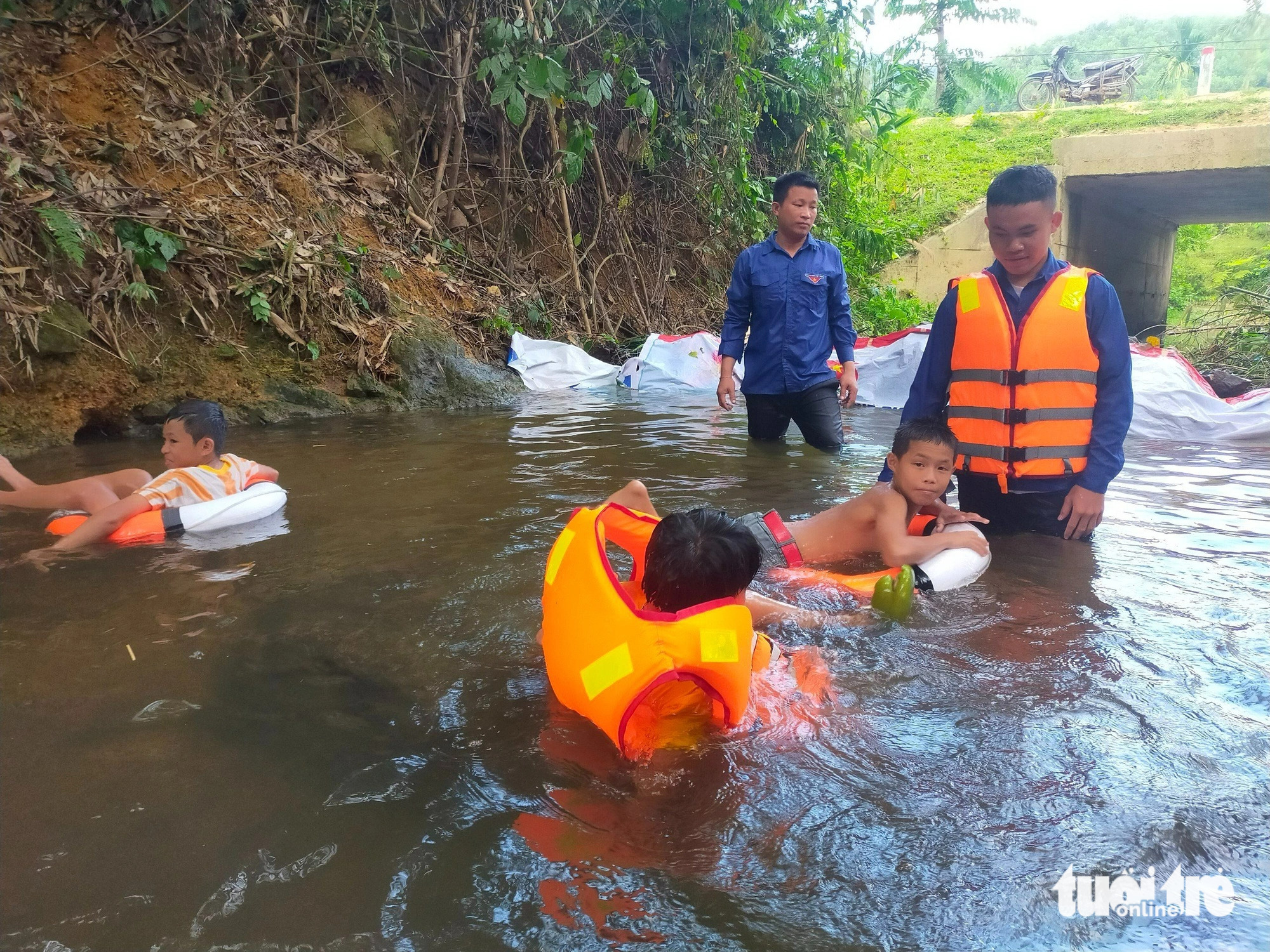 Members of the Ho Chi Minh Communist Youth Union in Que Phong District, Nghe An Province, north-central Vietnam set up a swimming pool at a spring to teach local kids how to swim. Photo: Doan Hoa / Tuoi Tre
