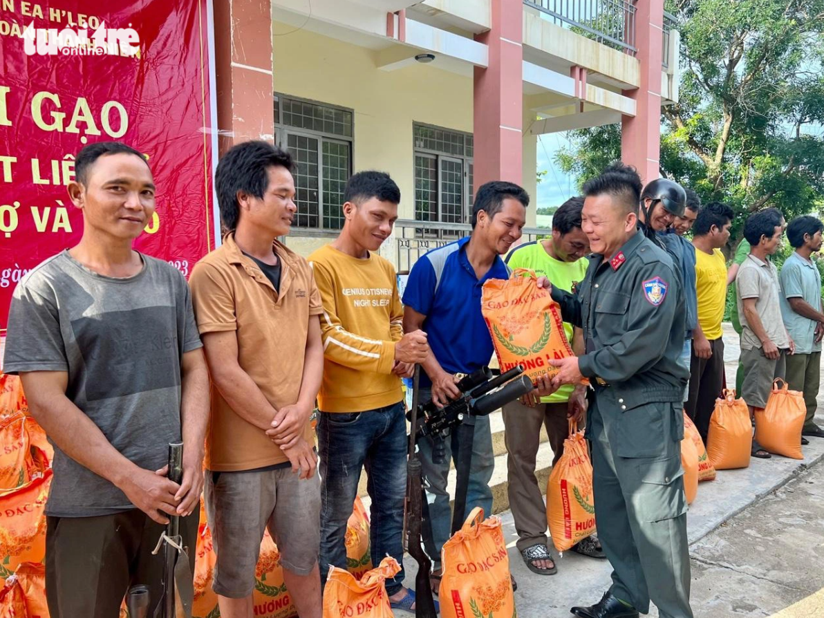 A police officer gives bags of rice to resident who hand weapons in to the police in the “Exchanging weapons for rice” program launched by the police in Ea H’leo District in Dak Lak Province. Photo: M.P. / Tuoi Tre