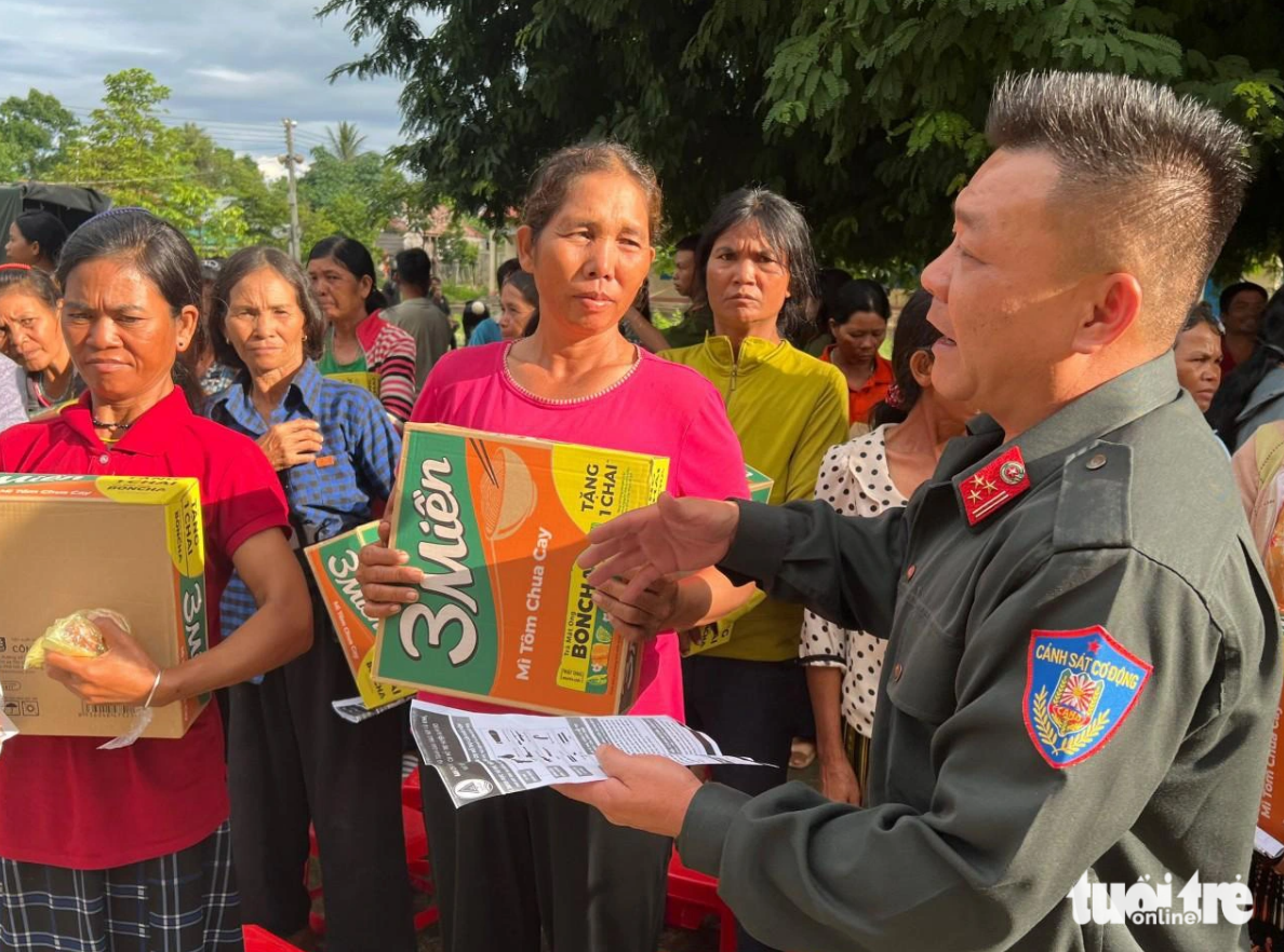 Senior Lieutenant-Colonel Nguyen Cong Hoa exchanges gifts to residents for homemade guns to ensure the security in Dak Lak Province. Photo: M.P. / Tuoi Tre