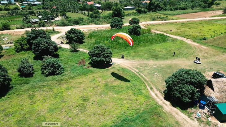 A landing area for paragliders in Hon En Mountain, Nha Trang City, Khanh Hoa Province. Photo: Do Phuong / Tuoi Tre