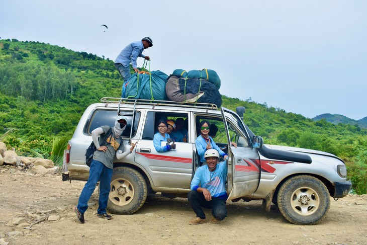 Tourists are transported to paragliding sites. Photo: Minh Chien / Tuoi Tre