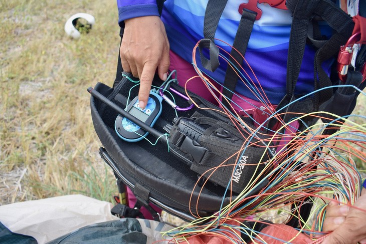 Paragliders are equipped with safety gadgets. Photo: Minh Chien / Tuoi Tre