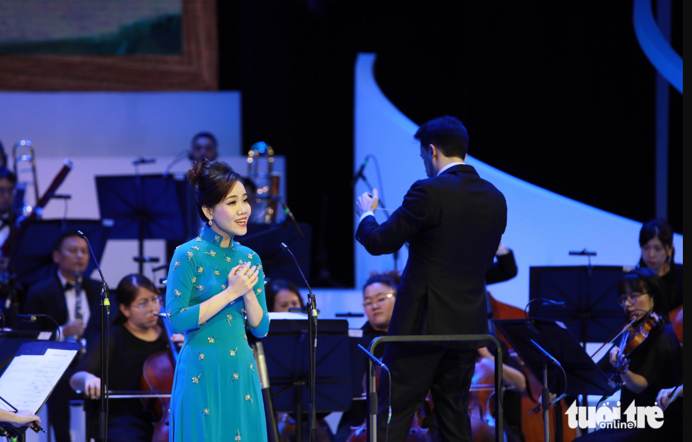 Singer Khanh Ngoc sings a song at the concert hall of the Ho Guom opera house. Photo: Danh Khang / Tuoi Tre