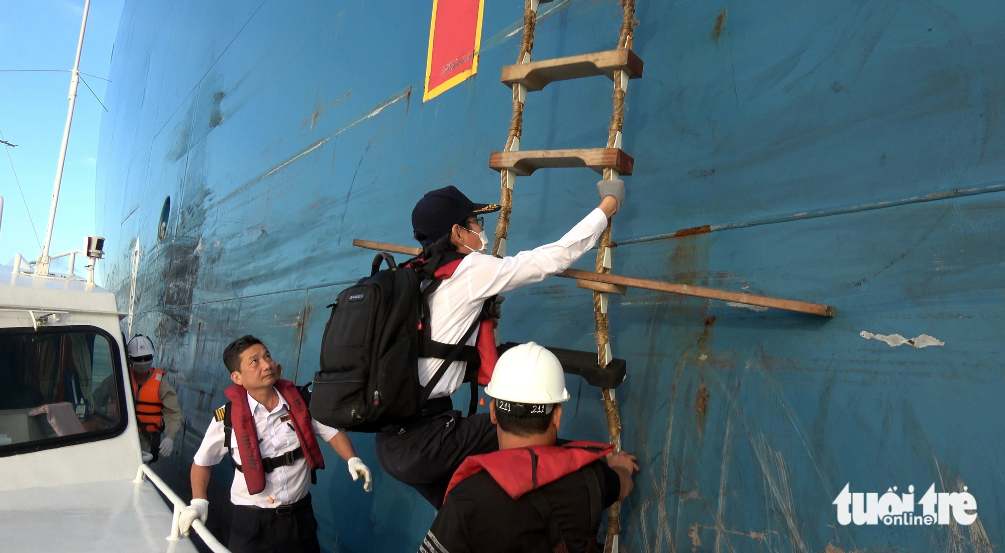 Two maritime pilots, Pham Trung Tinh and Le Ngoc Duong, board the Maran Gas Achilles ship to lead it to a port in Ba Ria - Vung Tau Province, southern Vietnam on July 10, 2023. Photo: Dong Ha / Tuoi Tre