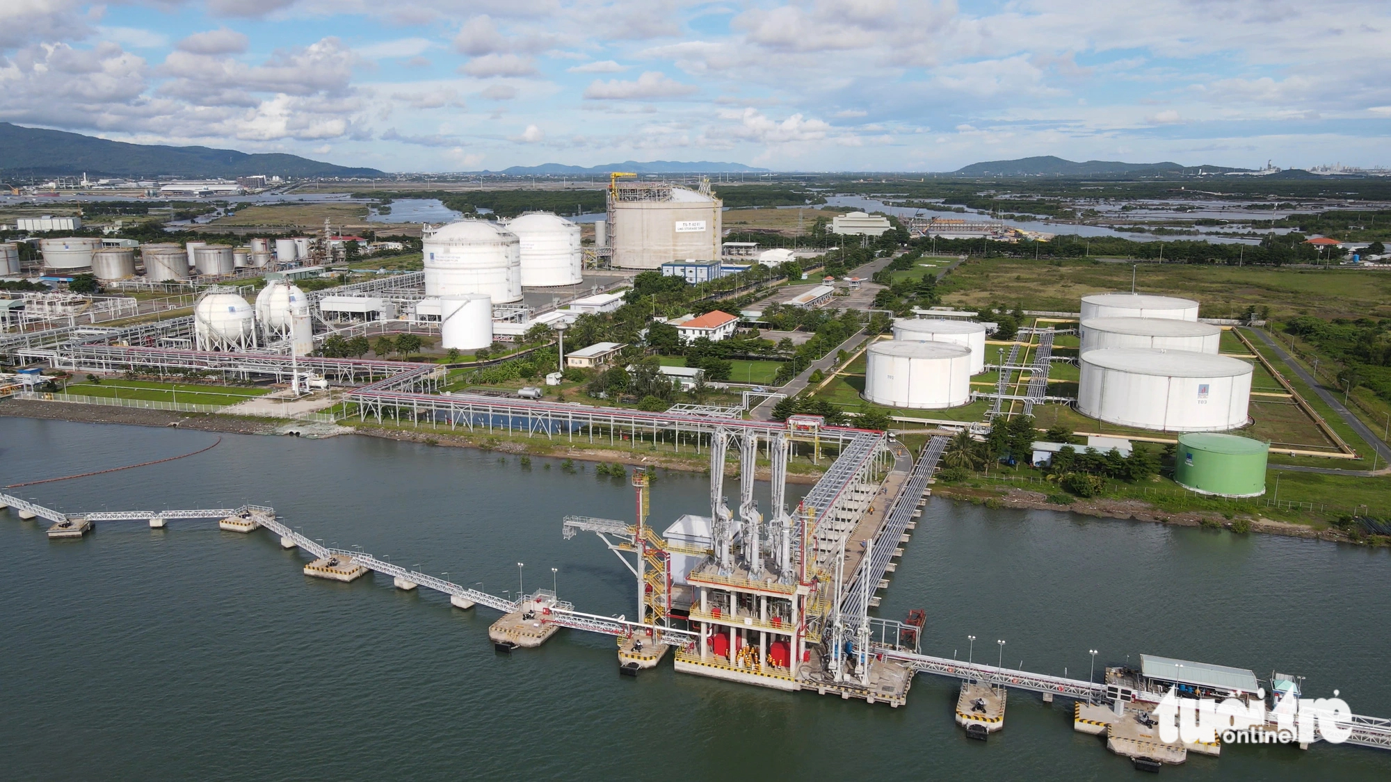 The LNG storage tank along with other liquefied petroleum gas storage tanks and the system of port and gas pipelines at Thi Vai International Port in Ba Ria - Vung Tau Province, southern Vietnam. Photo: Dong Ha / Tuoi Tre