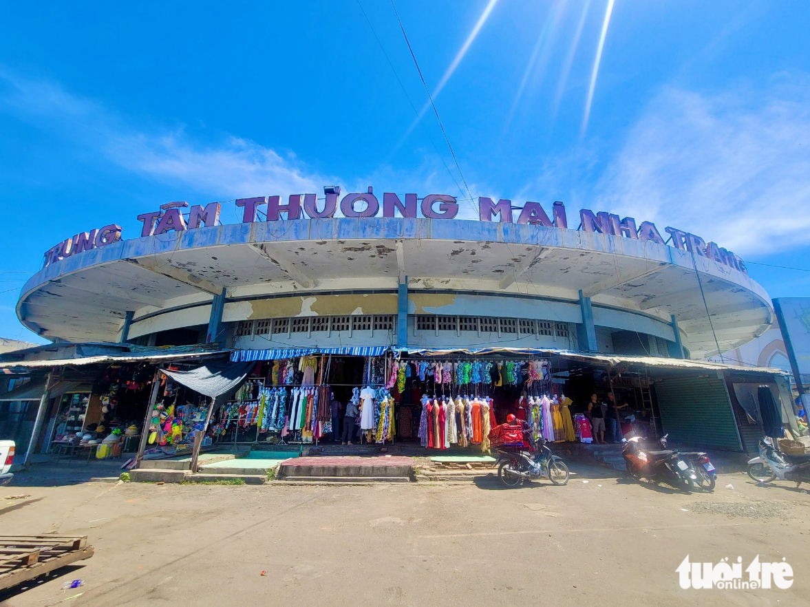 The circular Dam market is one of the most sought-after tourist sites in Nha Trang City. Photo: Tran Huong / Tuoi Tre