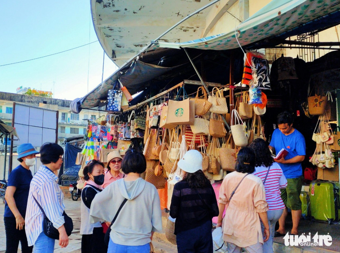 Tourists buy products at a stall in the belt of the Dam market. Photo: Minh Chien / Tuoi Tre