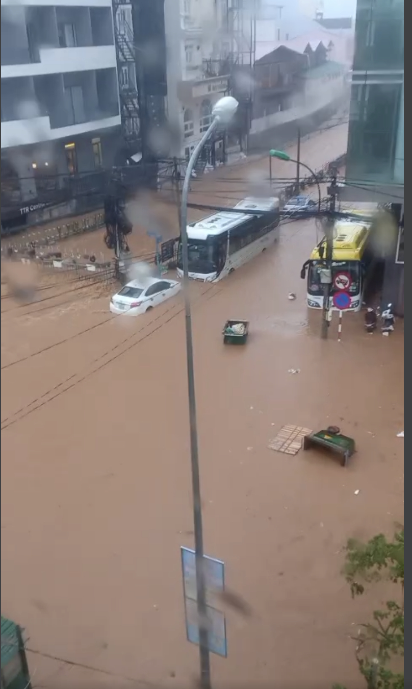Vehicles get stuck at a flooded intersection between Hai Thuong Street and Phan Dinh Phung spring in Da Lat City, located in Vietnam’s Central Highlands province of Lam Dong on July 12, 2023. Photo: N.K / Tuoi Tre