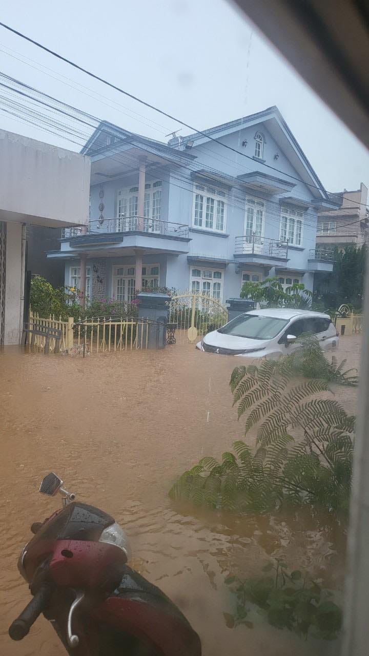 Vehicles parked along Cam Ly spring are submerged in Da Lat City, located in Vietnam’s Central Highlands province of Lam Dong on July 12, 2023. Photo: N.K / Tuoi Tre​