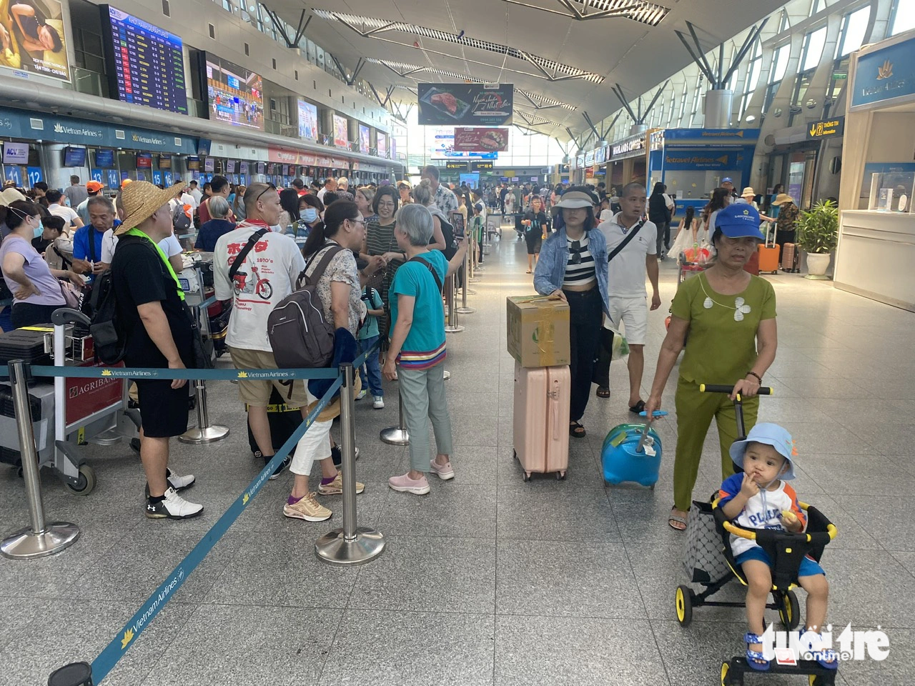 Passengers crowd the check-in area at Da Nang International Airport in Da Nang City, central Vietnam, July 11, 2023. Photo: Truong Trung / Tuoi Tre