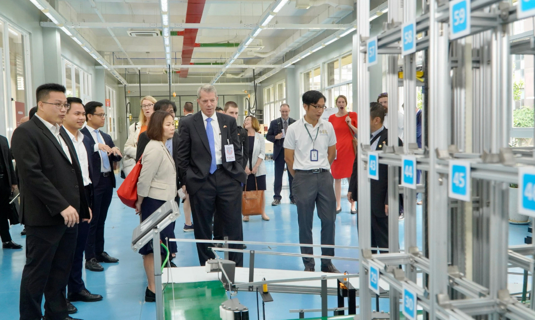 A delegation of American officials and firms visit the smart production and research center at the Eastern International University in Binh Duong Province, southern Vietnam. Photo: Ba Son / Tuoi Tre