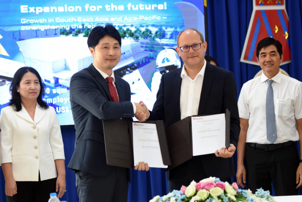 Investors sign a cooperation agreement at a ceremony to grant investment certificates to foreign investors in Dong Nai on July 11, 2023. Photo: A Loc / Tuoi Tre