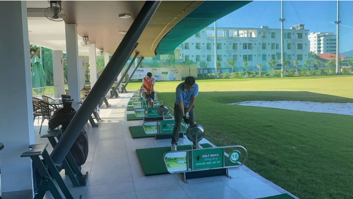 The Golf Maxx course in Da Nang City sees a high number of golfers during the day thanks to its ideal location. Photo: Truong Trung / Tuoi Tre