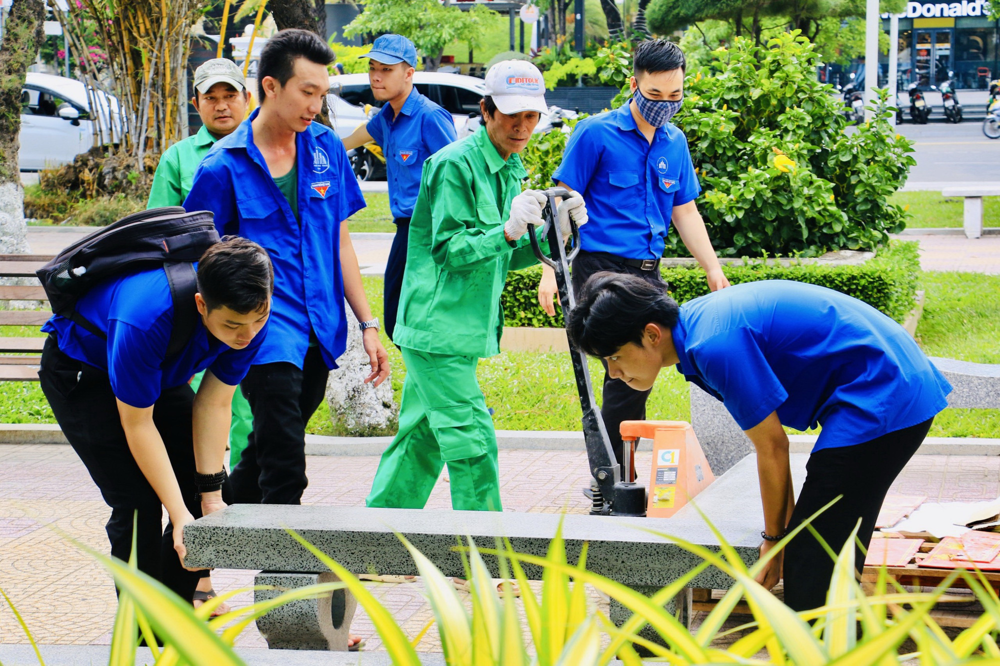 Youth volunteers place a bench made from recycled plastic waste at a park along Tran Phu Street in Nha Trang City, Khanh Hoa Province, south-central Vietnam. Photo: Thuc Nghi / Tuoi Tre