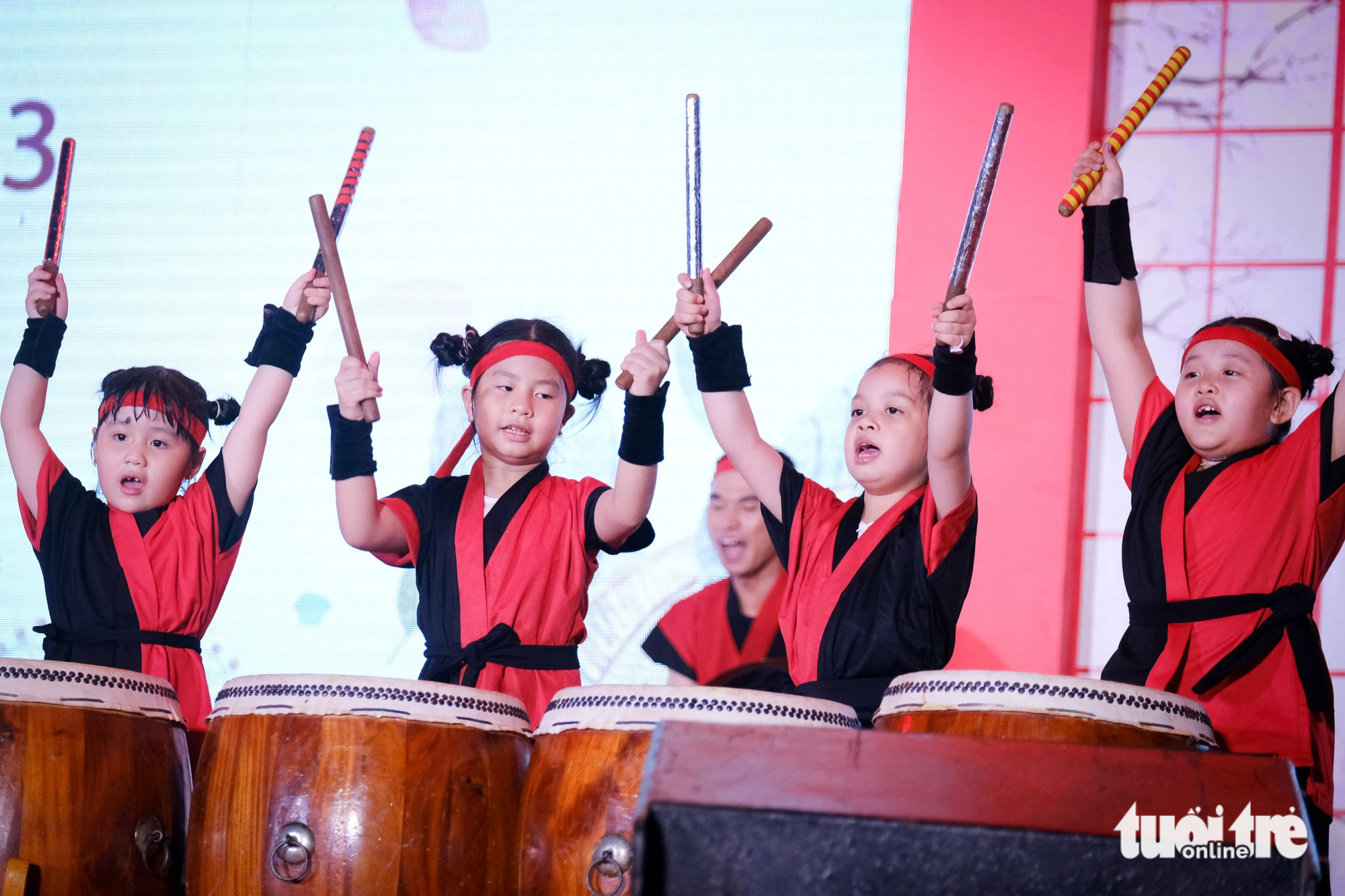 A drumming performance by teachers and students from the Vietnam-Japan School in Da Nang City. Photo: Tan Luc / Tuoi Tre