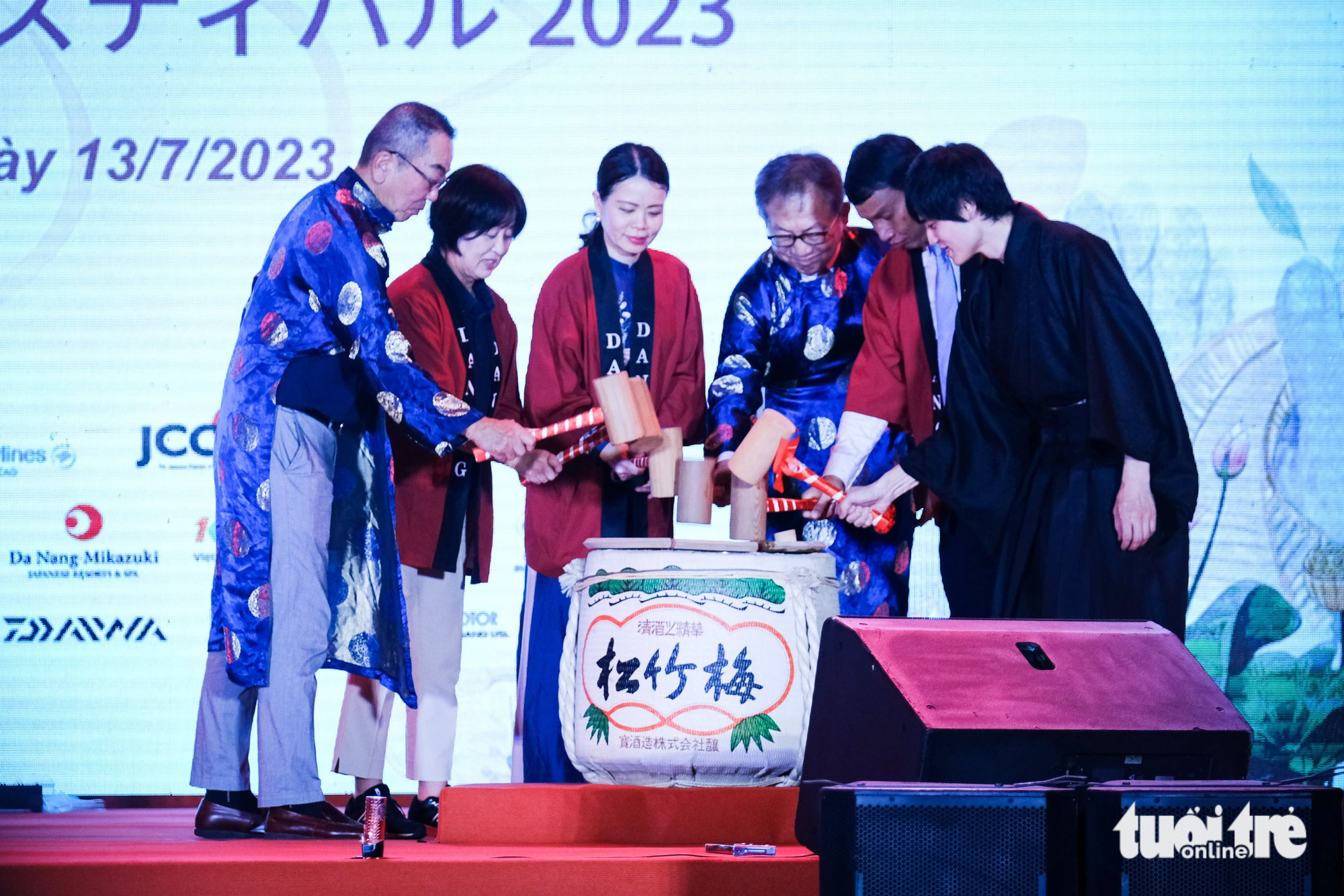 Delegates join the Kagami biraki ceremony, a traditional Japanese ceremony performed at events worthy of being celebrated, at the opening ceremony of the Vietnam-Japan Festival 2023. Photo: Tan Luc / Tuoi Tre