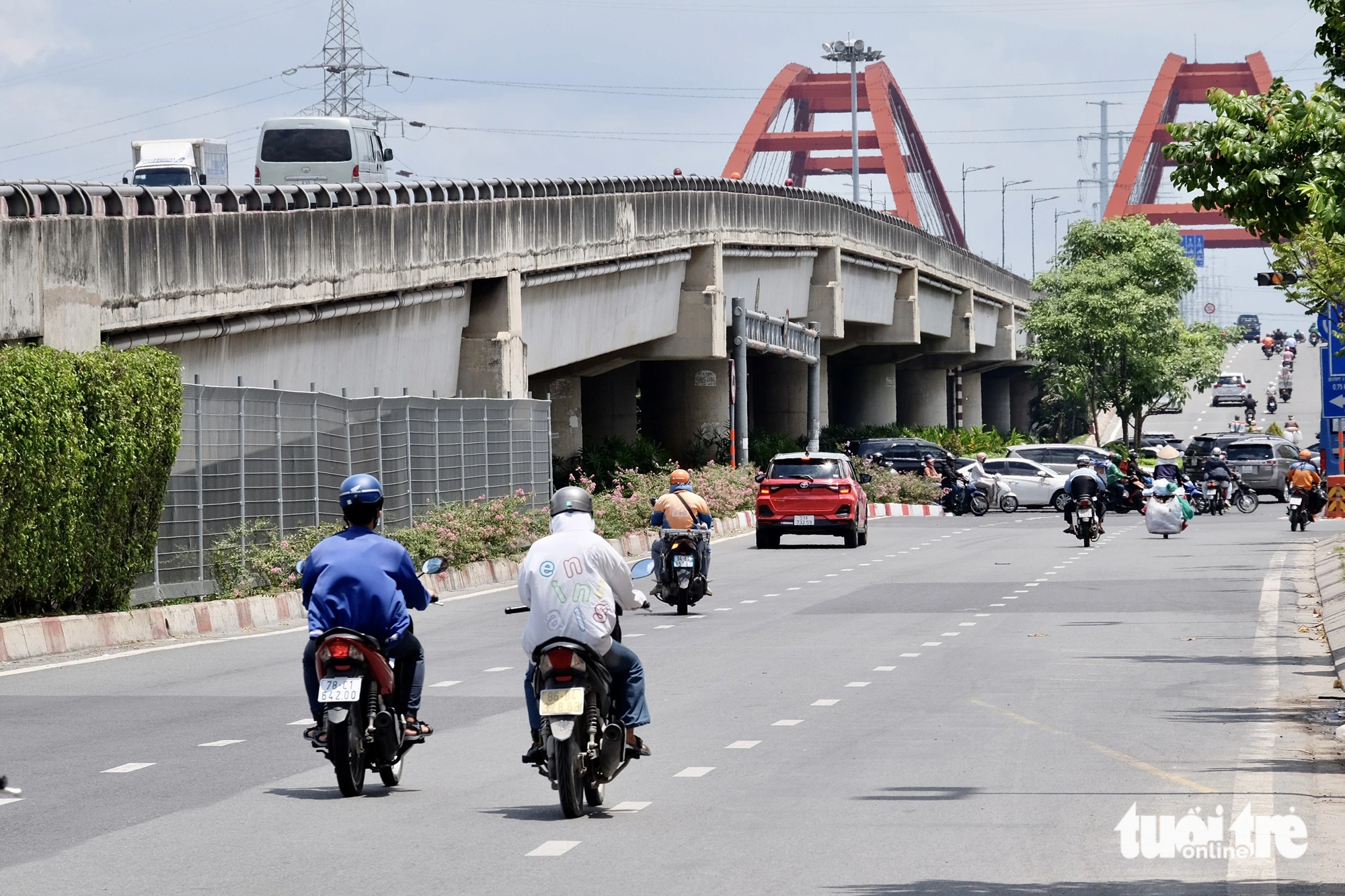 Iron barriers under the Binh Loi Bridge in Ho Chi Minh City. Photo: Phuong Nhi / Tuoi Tre