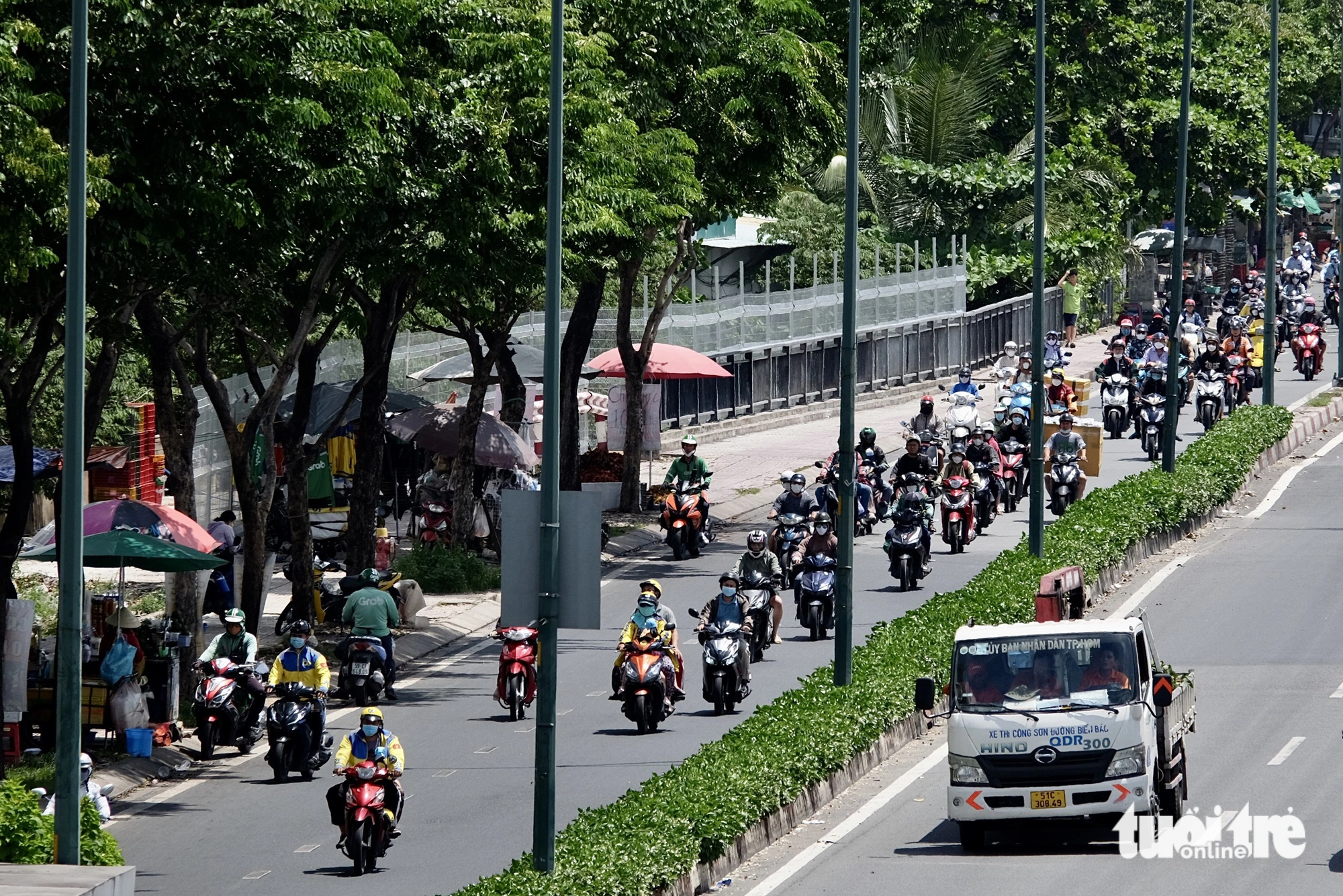 Besides the Rach Chiec, Binh Loi, and Rach Lang bridges, municipal authorities will install barriers under other bridges in the near future, including the Saigon Bridge and those along Vo Van Kiet Avenue. Photo: Phuong Nhi / Tuoi Tre