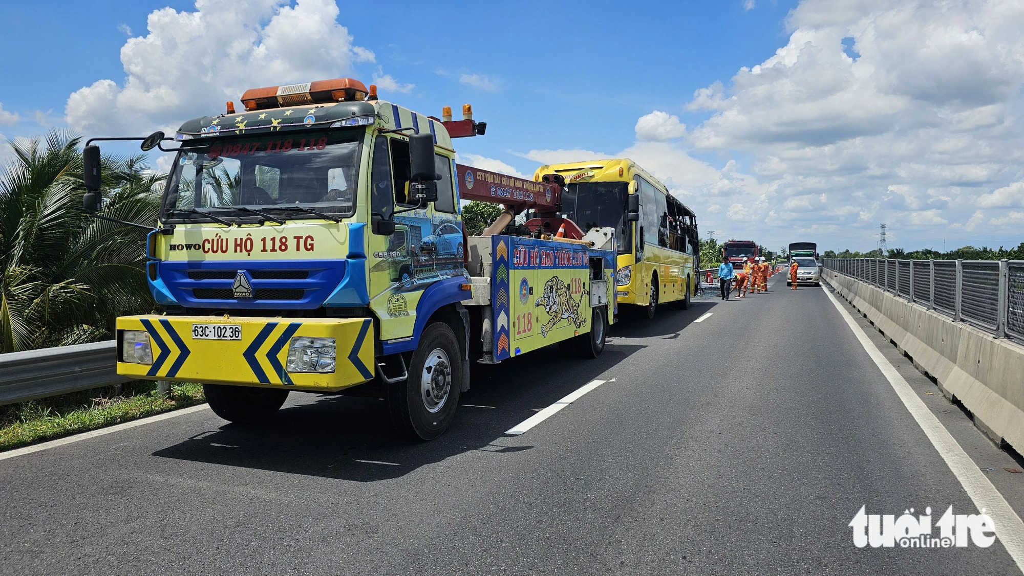 A rescue truck tows a sleeper bus away from the fire accident scene on the Trung Luong - My Thuan Expressway in southern Vietnam, July 13, 2023. Photo: H.T. / Tuoi Tre
