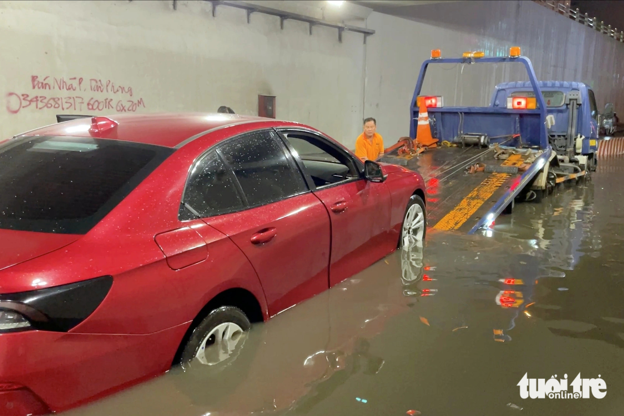 A rescue vehicle tows a car after it was submerged under water in the Tan Phong Tunnel in Bien Hoa City, Dong Nai Province, southern Vietnam on July 13, 2023. Photo: An Binh / Tuoi Tre