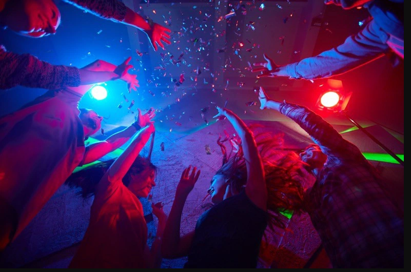 Tourists enjoy a music festival. Photo: D.H. / Tuoi Tre