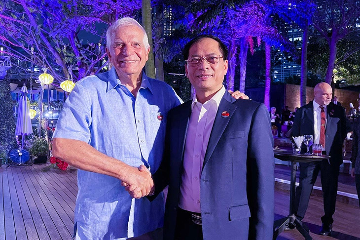 Vietnamese Minister of Foreign Affairs Bui Thanh Son (R) shakes hands with High Representative of the EU for Foreign Affairs and Security Policy Joseph Borell (L) in Jakarta, Indonesia, July 13, 2023. Photo: Vietnam’s Ministry of Foreign Affairs