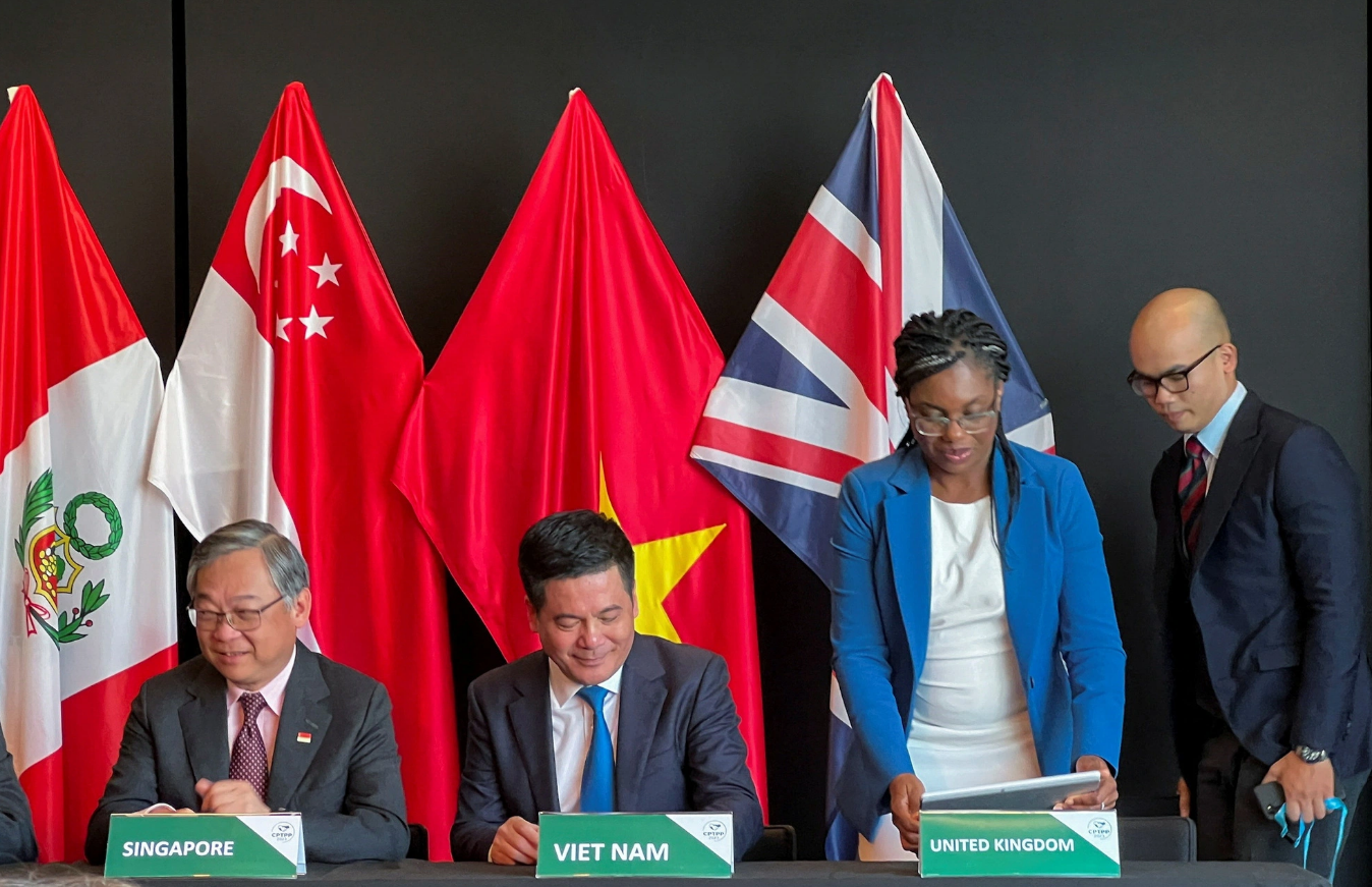 Vietnamese Minister of Industry and Trade Nguyen Hong Dien (2nd, left), and the representatives of Singapore and the United Kingdom ( in blue) are pictured at the event. Photo: Reuters