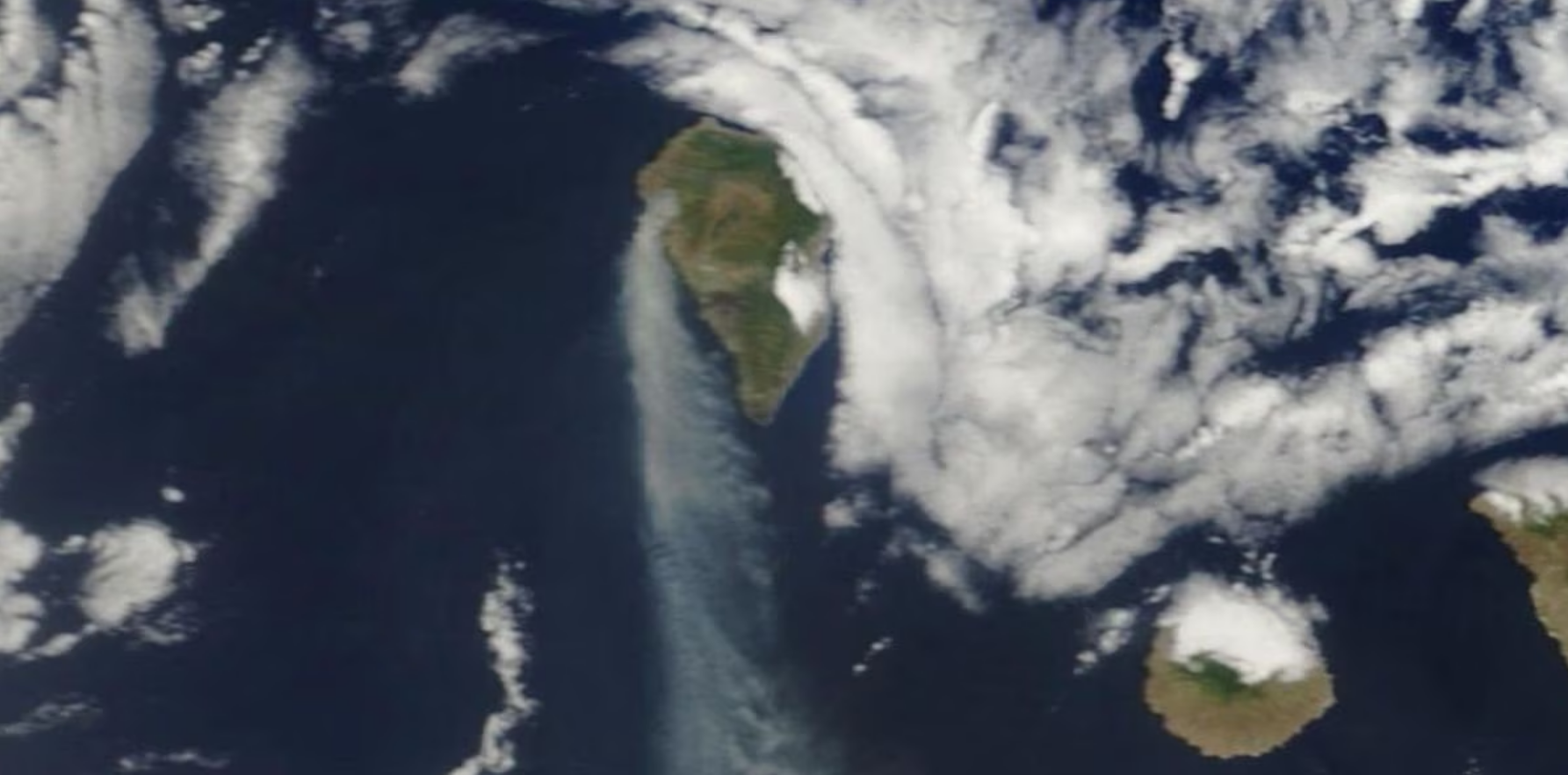 A satellite image shows smoke spreading from wildfire on the Canary Island of La Palma, Spain July 15, 2023. Photo: Reuters
