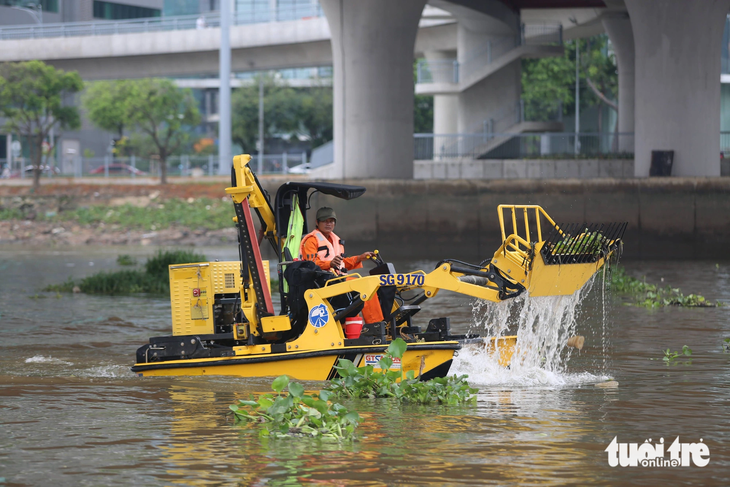 Ho Chi Minh City to spend nearly $360,000 collecting garbage on Saigon River