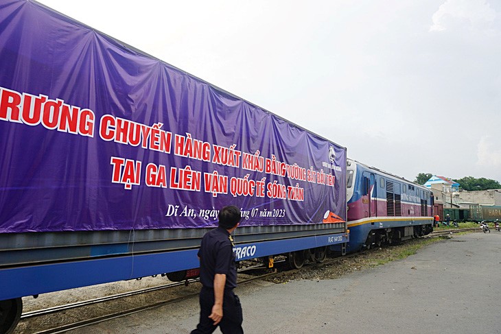 Vietnam inaugurates refrigerated container train to transport farm produce to China