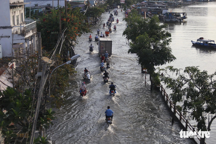 A section of Tran Xuan Soan Street in District 7, Ho Chi Minh City is regularly flooded due to high tides. The municipal Department of Construction says the $422-million anti-flooding project will help tackle floods on the street. Photo: Chau Tuan / Tuoi Tre