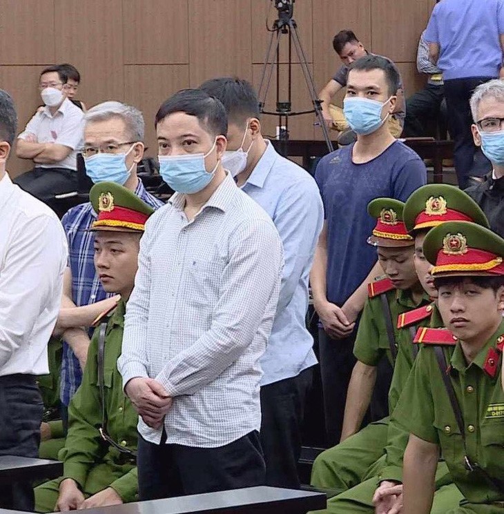 Pham Trung Kien (C, first row), former secretary of a deputy minister of health, at the courtroom. Photo: Nam Anh / Tuoi Tre