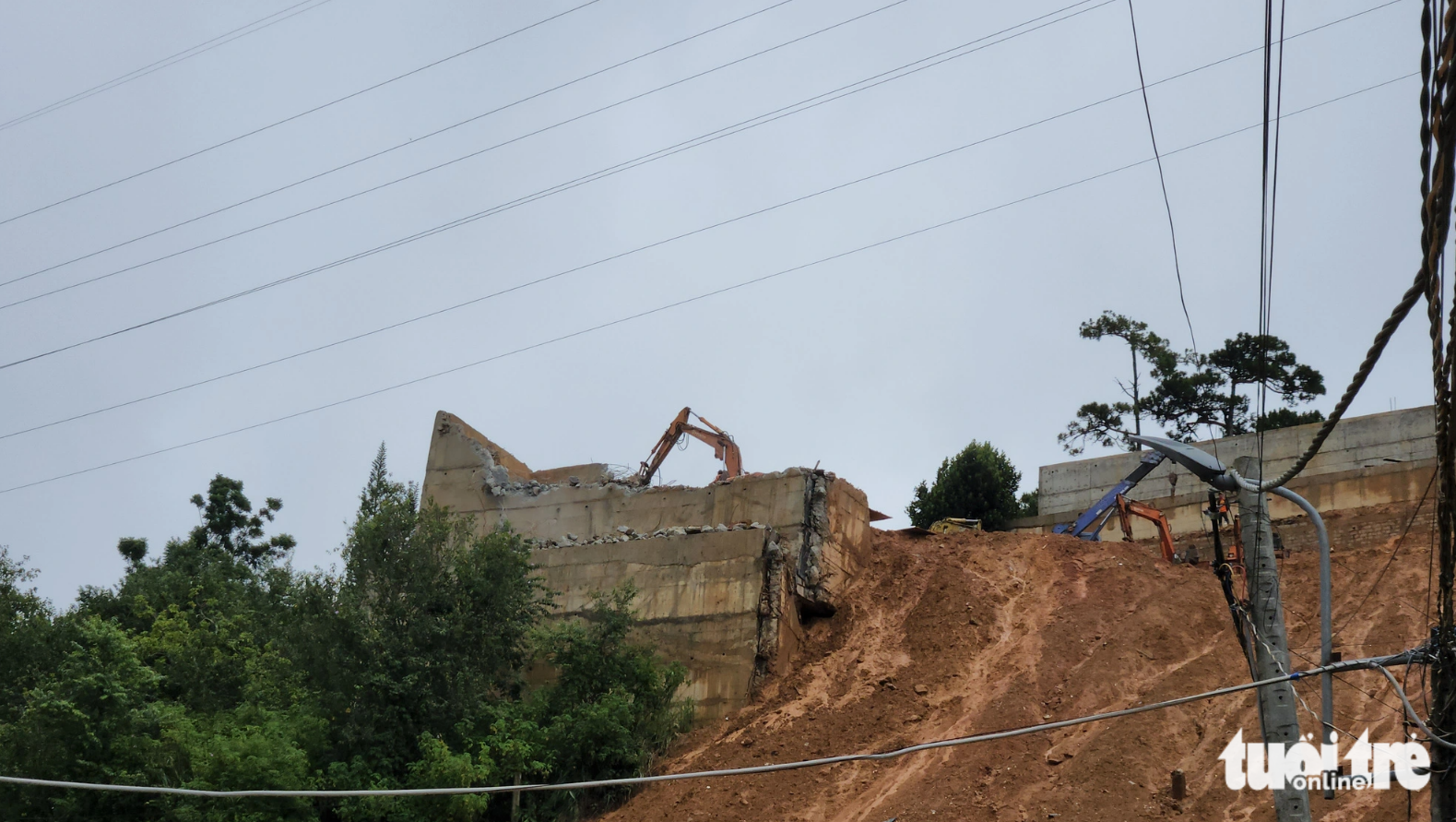 The rest of an embankment that was built illegally, leading to a deadly landslide, is dismantled. Photo: M.V. / Tuoi Tre