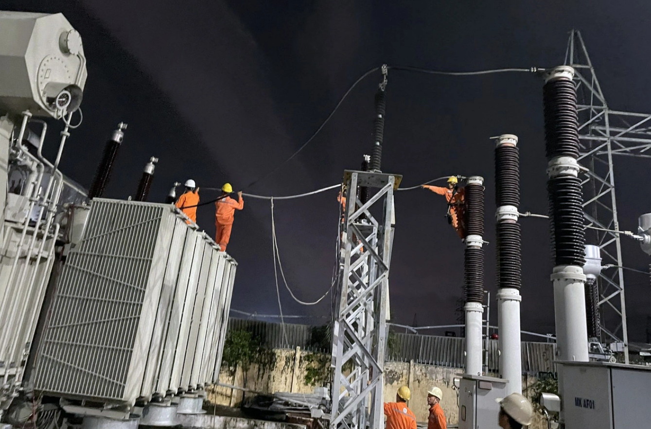 Electricians fix the problem to restore power. Photo: An Binh / Tuoi Tre