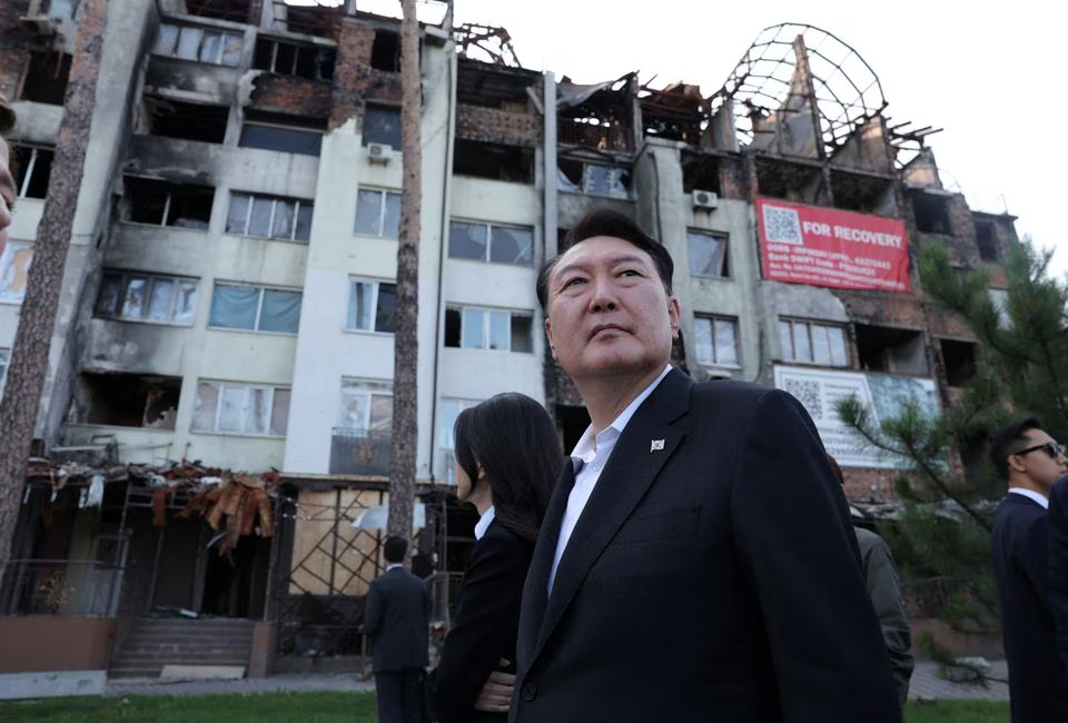 South Korean President Yoon Suk Yeol and first lady Kim Keon Hee visit the town of Irpin, heavily damaged during Russia's attack on Ukraine, outside of Kyiv, Ukraine July 15, 2023. Photo: Reuters