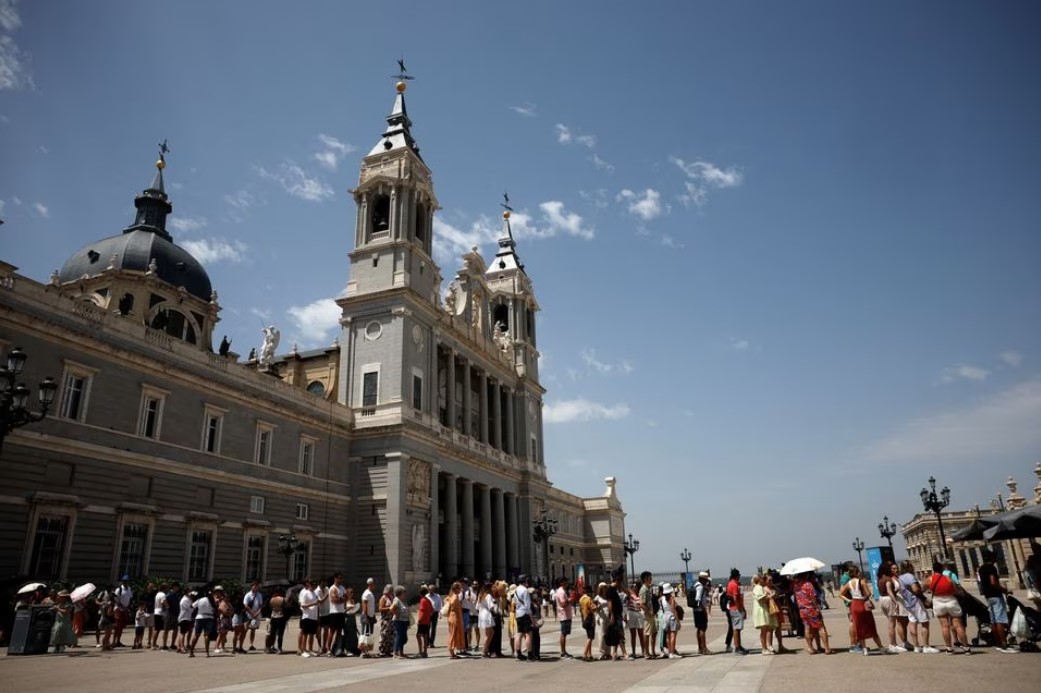 Tourists queue to enter the Royal Palace museum amid a heatwave in Madrid, Spain, July 17, 2023. Photo: Reuters