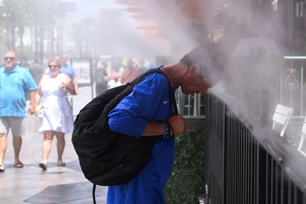 Robert A. places his head in misters during an excessive heat warning in Las Vegas, Nevada, July 17, 2023. Photo: Reuters