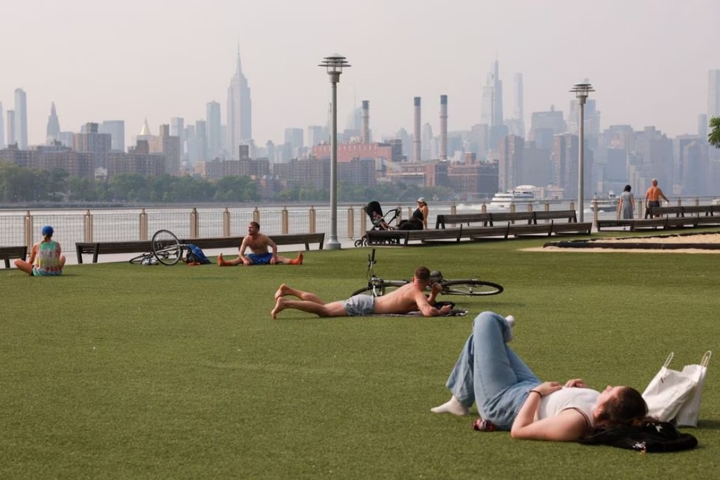 People sit in Brooklyn's Domino Park in New York City, July 17, 2023. Photo: Reuters