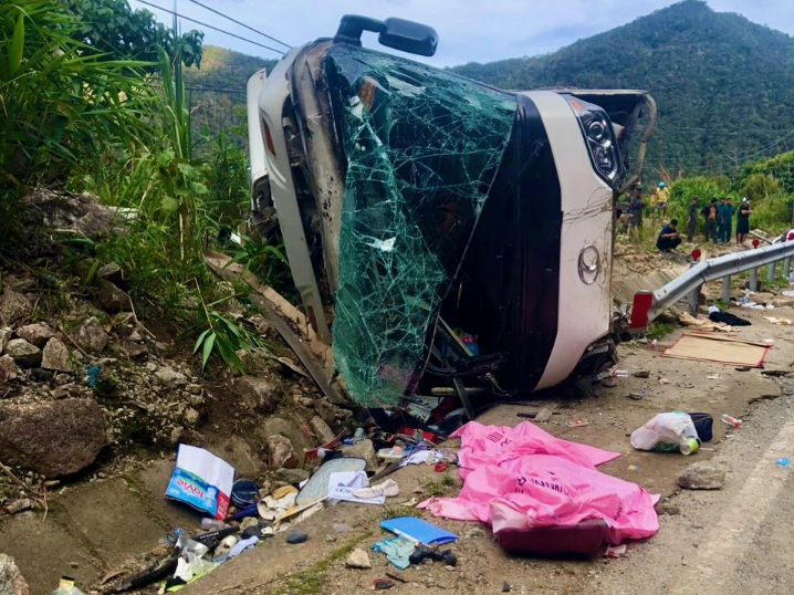 Long-haul bus rolls over on Vietnam pass, 4 Chinese dead