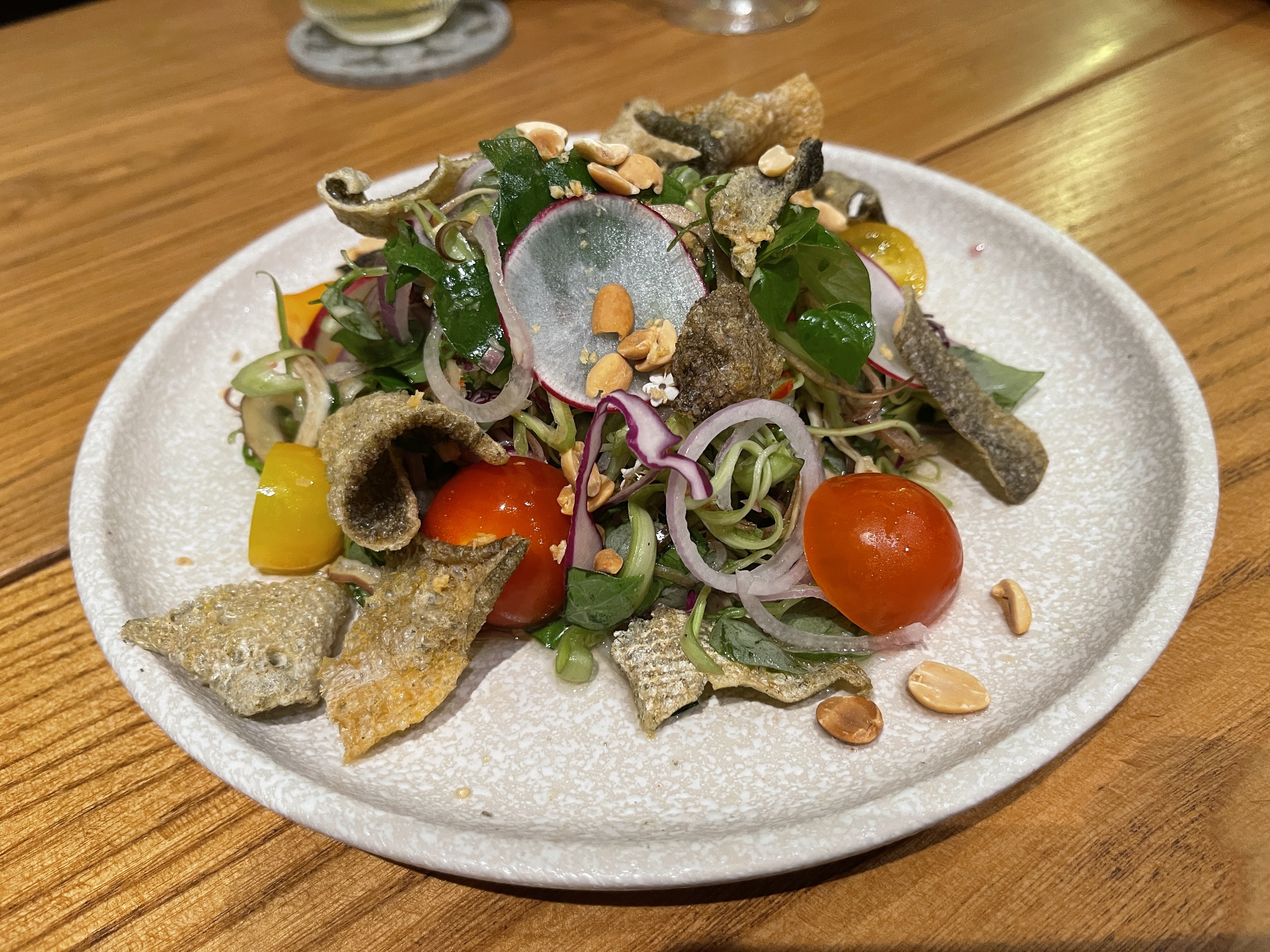 Scripsy fish skin with Vietnamese sald. Photo: Dong Nguyen / Tuoi Tre News