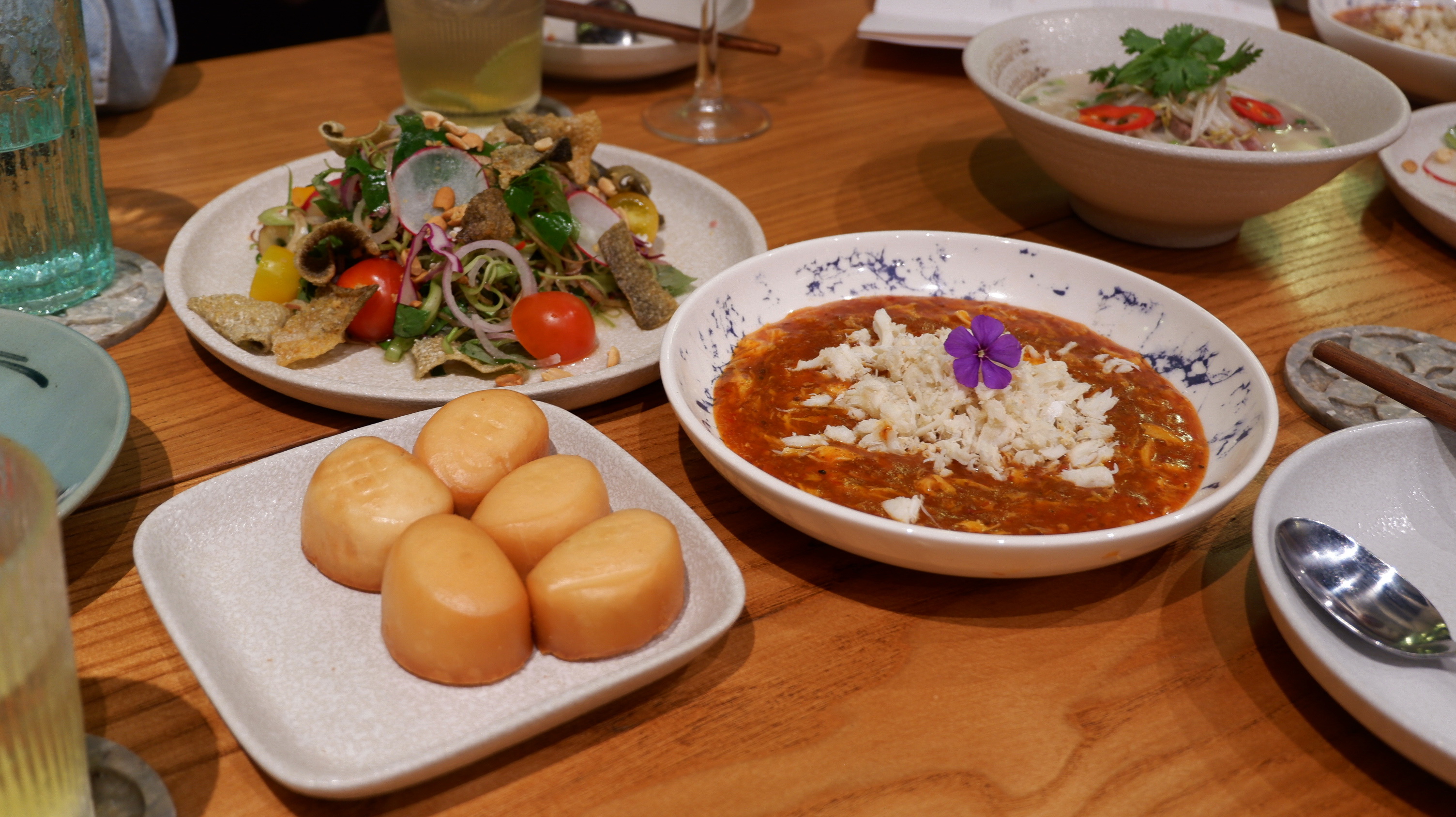 Fried mantou (Chinese steamed buns) are serves with chili crab. Photo: Dong Nguyen / Tuoi Tre News