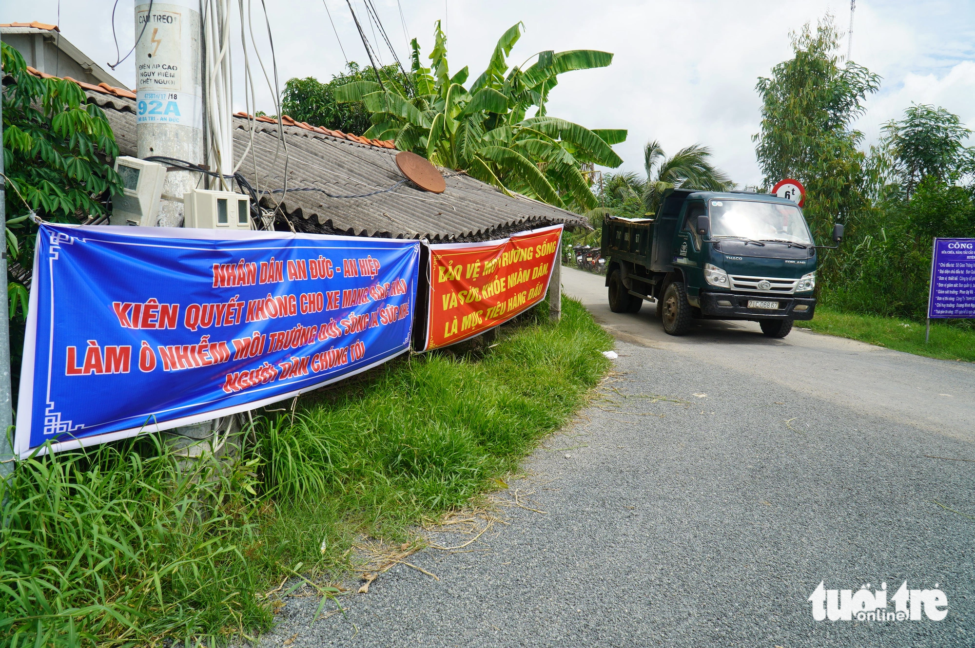 Residents hang banners around the landfill to voice their objections to its use. Photo: Mau Truong / Tuoi Tre
