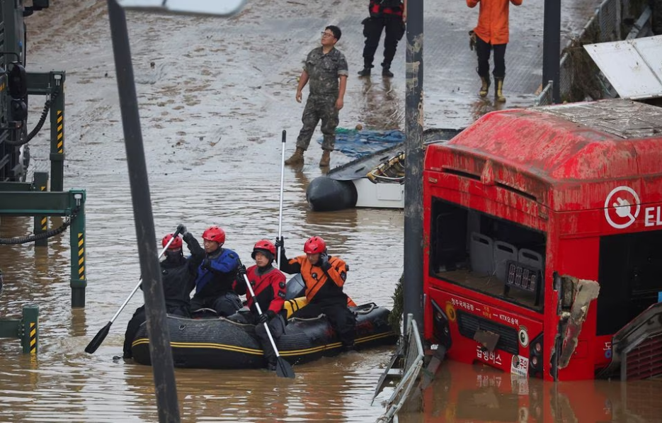 Rescue workers take part in a search and rescue operation near an underpass that has been submerged by a flooded river caused by torrential rain in Cheongju, South Korea, July 16, 2023. Photo: Reuters