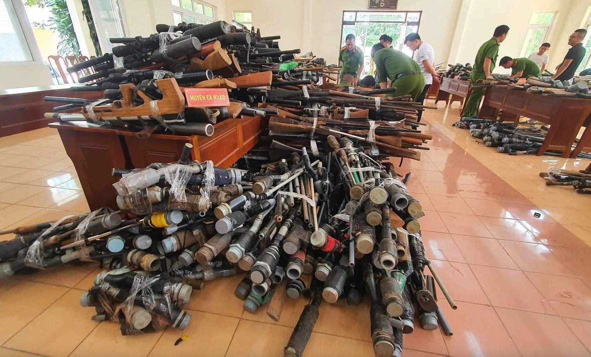 There are 1,278 guns and 2,666 bullets, in addition to 5.2kg of buckshot, 1.7kg of explosives, and artillery. Photo: Tam An / Tuoi Tre