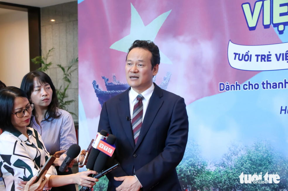 Mai Phan Dung, vice chairman of the State Commission for Overseas Vietnamese Affairs speaks with reporters after the opening ceremony of Vietnam Summer Camp 2023 on July 20, 2023. Photo: Duy Linh / Tuoi Tre