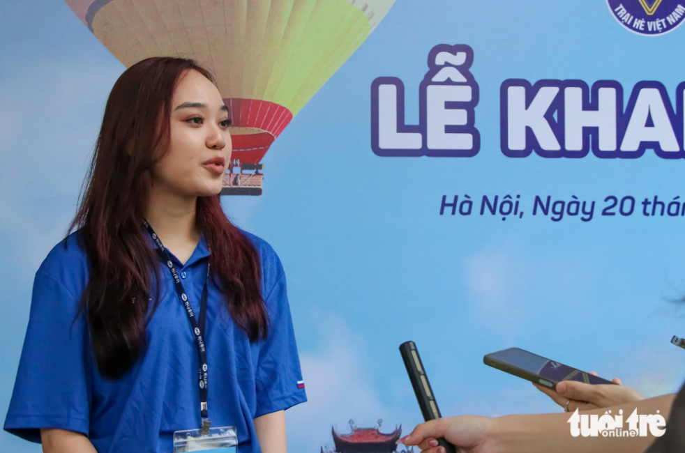 Ha Ngoc Khanh Linh, 19, a Vietnamese youth living in Russia, said that she tries to practice speaking Vietnamese. The Vietnamese community in Russia offers Vietnamese language courses. Photo: Duy Linh / Tuoi Tre