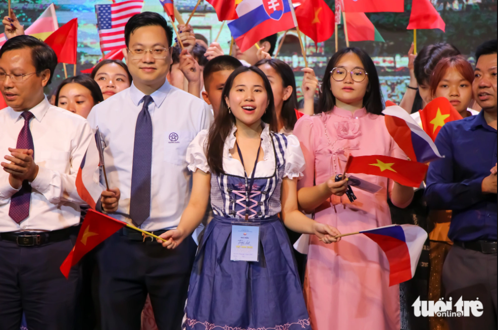 A young Vietnamese girl (C) from the Czech Republic joins Vietnam Summer Camp 2023. Photo: Duy Linh / Tuoi Tre