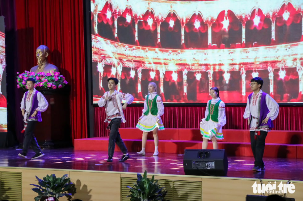 Belarusian Vietnamese youngsters dance at the opening ceremony of Vietnam Summer Camp 2023 on July 20, 2023 Photo: Duy Linh / Tuoi Tre